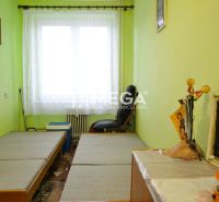 NOVÁ CENA-PREDAJ 3-izbového bytu v Medzilaborciach - Izba v 3-izbovom byte s dvomi posteľami, kreslom a dekoráciami na zelenej stene.