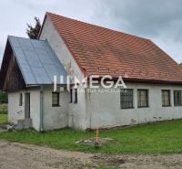 Predaj budovy v obci Zboj - Budova s červenou strechou v Zboji obklopená zeleňou a susednými domami, využiteľná ako obchodné priestory.