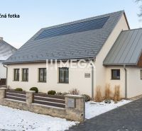 Predaj budovy v obci Zboj - Dom so šikmou strechou a dreveným obkladom v zimnom Zboji, obchodné priestory.