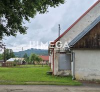 Predaj budovy v obci Zboj - Obchodné priestory v Zboji s trávnatým pozemkom, budova s dreveným obkladom.