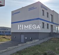 PRENÁJOM KANCELÁRIE (11 m2) v Humennom ul. Mierová - Budova kancelárií na Mierovej ulici v Humennom s parkovacími miestami vpredu.