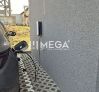 PRENÁJOM KANCELÁRIE (11 m2) v Humennom ul. Mierová - Auto nabíjané pri Kancelárii na Mierovej ulici v Humennom, na parkovisku so zeleňou.