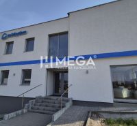 PRENÁJOM KANCELÁRIE (11 m2) v Humennom ul. Mierová - Budova kancelárií na Mierovej ulici v Humennom s veľkými presklenými oknami.
