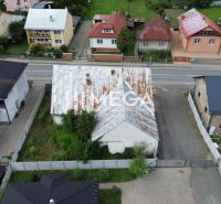 Prenájom časti komerčnej budovy na podnikanie – Stakčín - Pohľad na budovy na ulici Mieru v Stakčíne obklopené zeleňou, vhodné pre obchodné priestory.