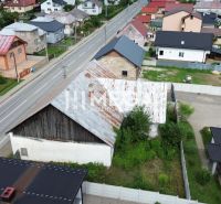 Prenájom časti komerčnej budovy na podnikanie – Stakčín - Pohľad na Obchodné priestory na ulici Mieru v meste Stakčín obklopené domami.