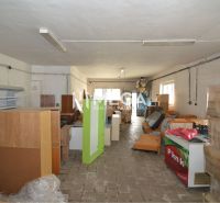 Prenájom časti komerčnej budovy na podnikanie – Stakčín - Obchodné priestory s uloženými regálmi, boxmi a zariadením, podlaha s dreveným dekorom.