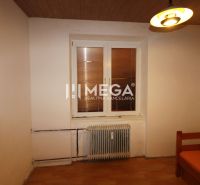 Na predaj: Ideálny byt na rekonštrukciu – 4 izby, Snina - Izba v 3-izbovom byte s podlahou s dreveným dekorom a centrálne umiestneným radiátorom.