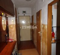 Na predaj: Ideálny byt na rekonštrukciu – 4 izby, Snina - Vstupná chodba s nábytkom a podlahou s dreveným dekorom v 3-izbovom byte.