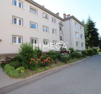 Na prenájom: Priestranný 2-izbový byt s balkónom v Humennom - Bytový dom na Nemocničnej ulici, Humenné, obklopený kvetinovou záhradou, ponúka 2-izbový byt.