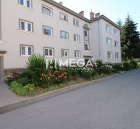 Na prenájom: Priestranný 2-izbový byt s balkónom v Humennom - Bytová jednotka na Nemocničnej ulici v Humennom s upraveným okolím a zeleňou.