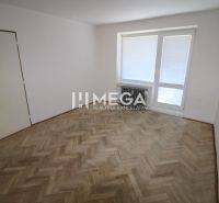 Na prenájom: Priestranný 2-izbový byt s balkónom v Humennom - Izba s oknom a podlahou s dreveným dekorom v 2-izbovom byte.