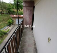 Na predaj 5-izbový byt so záhradou v bytovom dome rodinného typu - Balkón s výhľadom na záhradu pri 5 a viac izbovom byte na Gagarinovej ulici v Snine.