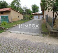Na predaj 5-izbový byt so záhradou v bytovom dome rodinného typu - Exteriér 5 a viac izbového bytu na Gagarinovej ulici v Snine, s garážou a príjazdovou cestou.