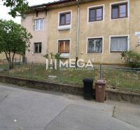 Na predaj 5-izbový byt so záhradou v bytovom dome rodinného typu - Starší 5 a viac izbový byt na Gagarinovej ulici v Snine s malou predzáhradkou.