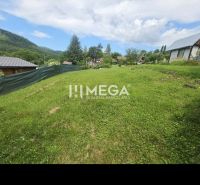 Záhrada na predaj – 365 m², Pichoňka, Snina - Záhrady v Snine na Snine s trávnikom, oplotením a výhľadom na hory v pozadí.