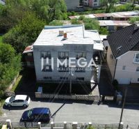 EXKLUZÍVNE NA PREDAJ:  3.podlažný dom v meste Snina - Rodinný dom na Gagarinovej ulici v Snine obklopený zeleňou a susednými budovami.