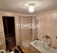 EXKLUZÍVNE NA PREDAJ:  3.podlažný dom v meste Snina - Kúpeľňa v rodinnom dome s vaňou, sprchou a umývadlom, obloženými dlaždičkami.