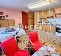 EXKLUZÍVNE NA PREDAJ:  3.podlažný dom v meste Snina - Kuchyňa v rodinnom dome s nábytkom a dekoráciami, podlaha s dreveným dekorom.