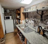 EXKLUZÍVNE NA PREDAJ Chata bez nutnosti investícií - VINNÉ - Kuchyňa v Chate s kamennými stenami a spotrebičmi, vrátane mikrovlnky a varnej kanvice.