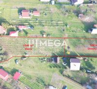 EXKLUZÍVNE NA PREDAJ Chata bez nutnosti investícií - VINNÉ - Letecký záber na vinicu a ovocný sad v obci Vinné, ulica Vinné, s chatou.