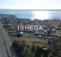 EXKLUZÍVNE NA PREDAJ 1303,5 m2 POZEMOK NA ZEMPLÍNSKEJ ŠÍRAVE - Letecký pohľad na pozemky v dedine Vinné pri jazere v jesennom období.