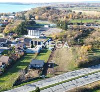 EXKLUZÍVNE NA PREDAJ 1303,5 m2 POZEMOK NA ZEMPLÍNSKEJ ŠÍRAVE - Panoramatický výhľad na pozemky na bývanie vo Vinnom s blízkym jazerom.