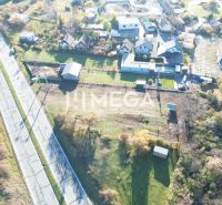 EXKLUZÍVNE NA PREDAJ 1303,5 m2 POZEMOK NA ZEMPLÍNSKEJ ŠÍRAVE - Letecký pohľad na pozemky - bývanie vo Vinnom, s cestou, domami a prírodou.