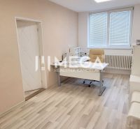NA PREDAJ: Kompletne vybavené ZDRAVOTNÉ STREDISKO v Snine - Interiér obchodného priestoru s písacím stolom, stoličkami a umývadlom, podlaha s dreveným dekorom.