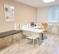NA PREDAJ: Kompletne vybavené ZDRAVOTNÉ STREDISKO v Snine - Lekárske ordinácie s kancelárskym nábytkom, kreslami a podlahou s dreveným dekorom.