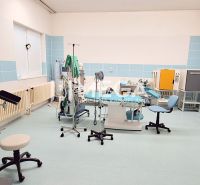 NA PREDAJ: Kompletne vybavené ZDRAVOTNÉ STREDISKO v Snine - Lekárska ordinácia s vyšetrovacím stolom a zdravotníckym vybavením.