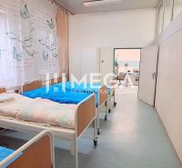 NA PREDAJ: Kompletne vybavené ZDRAVOTNÉ STREDISKO v Snine - Interiér s nemocničnými posteľami a hygienickým filtrom v obchodných priestoroch.