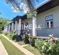 EXKLUZÍVNE NA PREDAJ rodinný dom v obci Jasenov - Rodinný dom na ulici v Jasenove s kvitnúcimi ružami a terasou.