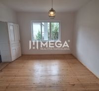 EXKLUZÍVNE NA PREDAJ rodinný dom v obci Jasenov - Interiér rodinného domu s bielymi stenami a podlahou s dreveným dekorom.