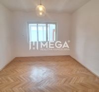 EXKLUZÍVNE NA PREDAJ rodinný dom v obci Jasenov - Prázdna miestnosť v rodinnom dome s podlahou s dreveným dekorom a závesným svietidlom.