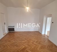 EXKLUZÍVNE NA PREDAJ rodinný dom v obci Jasenov - Izba v rodinnom dome s bielymi stenami a podlahou s dreveným dekorom.