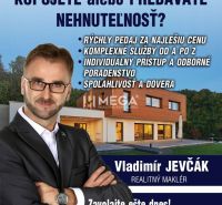EXKLUZÍVNE NA PREDAJ 2 izbový byt na Gorkého ulici v ML - Reklama na realitnú kanceláriu s moderným rodinným domom a kontaktnými údajmi makléra.
