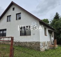 Ponúkame na predaj rodinný dom v Zboji - Rodinný dom v Zboji s kamenným základom a záhradou, obklopený zeleňou.