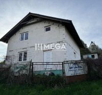 Na predaj uzavretá hrubá stavba RD, Svinica, Košice - okolie - Rodinný dom v obci Svinica, na ulici Svinica, s omietnutou fasádou a okolitou vegetáciou.