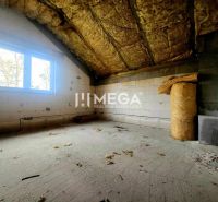 Na predaj uzavretá hrubá stavba RD, Svinica, Košice - okolie - Interiér rodinného domu s nedokončenou izbou a izolačným materiálom na podlahe.