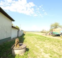NA PREDAJ: Stavebný pozemok pri hlavnej ceste – Sačurov - Exteriér v Sačurove pre Pozemky - bývanie s budovou, poľnohospodárskym strojom a studňou.