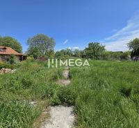 NA PREDAJ stavebný pozemok, Veľká Ida - Gomboš, KE - okolie - Pozemky - bývanie vo Veľkej Ide na ulici Veľká Ida, Gomboš, obklopené zeleňou a stromami.