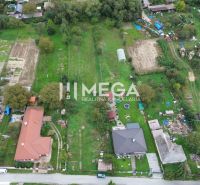 NA PREDAJ stavebný pozemok, Veľká Ida - Gomboš, KE - okolie - Pozemky na bývanie v obci Veľká Ida, Gomboš, obklopené zeleňou a susednými domami.