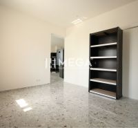 NA PRENÁJOM: Kancelárske priestory + 3-izbový apartmán – Košice - Izba v Budove s policami a svetlou kamennou podlahou, vhodná na zariadenie.