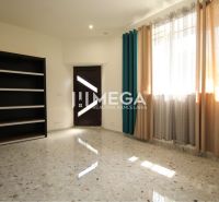NA PRENÁJOM: Kancelárske priestory + 3-izbový apartmán – Košice - Interiér budovy s knižnicami, svetlými závesmi a dverami v miestnosti.