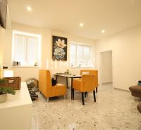 NA PRENÁJOM: Kancelárske priestory + 3-izbový apartmán – Košice - Interiérový priestor s jedálenským stolom a kreslami, dekoratívnym obrazom a rastlinou.