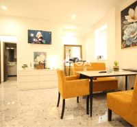NA PRENÁJOM: Kancelárske priestory + 3-izbový apartmán – Košice - Interiér budovy s terazzo podlahou, žltými stoličkami a obrazom kvetov.