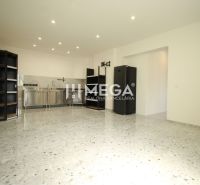 NA PRENÁJOM: Kancelárske priestory + 3-izbový apartmán – Košice - Interiér budovy s kuchynskou linkou, čiernymi policami a lesklou podlahou.