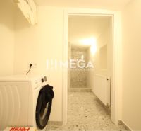 NA PRENÁJOM: Kancelárske priestory + 3-izbový apartmán – Košice - Práčovňa v budove s práčkou a sivou podlahou s dlažbou.