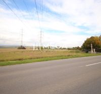 NA PREDAJ: Pozemok na bytovú výstavbu – Mokrance - Rozsiahle pozemky na bývanie pri ceste, v obci Mokrance, s elektrickými vedeniami.