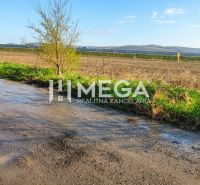 NA PREDAJ: Investičný pozemok s potenciálom pre 3 rodinné domy – Košic - Vidiecky pohľad na Rešov majer v Košiciach IV, vhodný na Pozemky - bývanie.